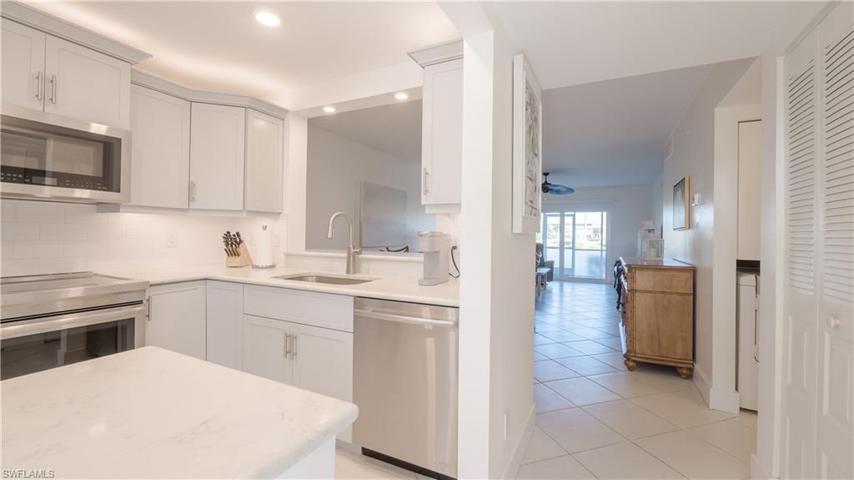 What an amazing entry into this 2/2 condo in St. Andrews @ Golfview!