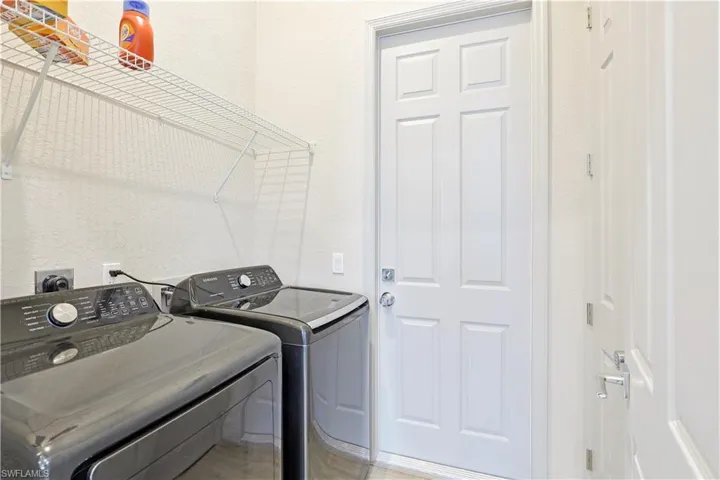 Washroom with independent washer and dryer