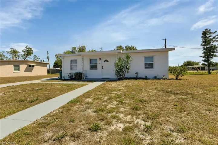 Ranch-style house featuring a front lawn