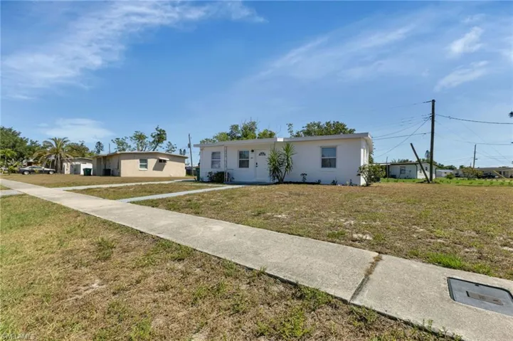 Single story home with a front yard