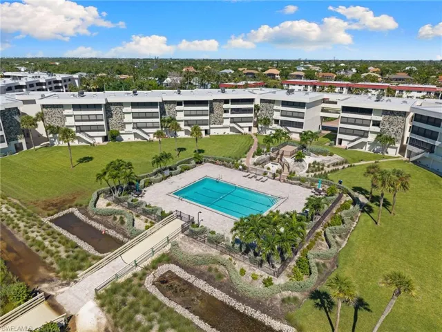 Aerial view of a pool and apartment complex / building