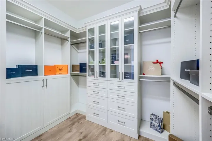 MASTER Spacious closet featuring light wood-type flooring