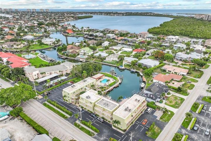 Direct Gulf access from community shared docks!