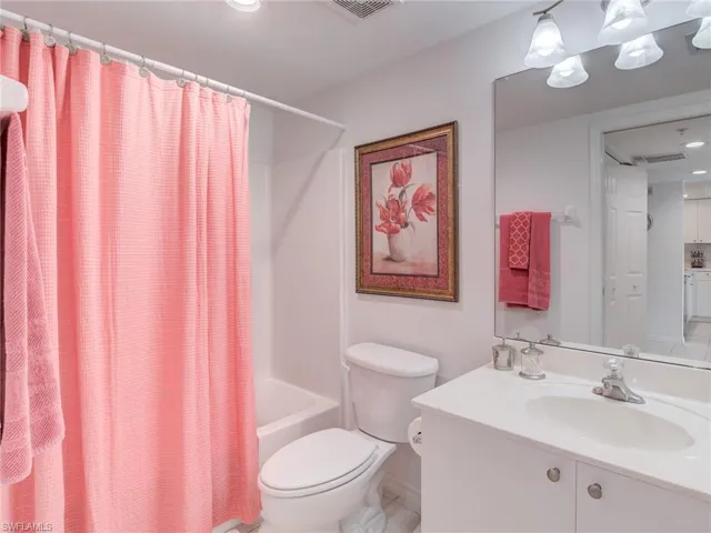 Full-sized Guest Shower Bath!