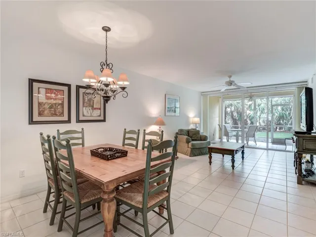 Living/Dining Combo! Table Expands!
