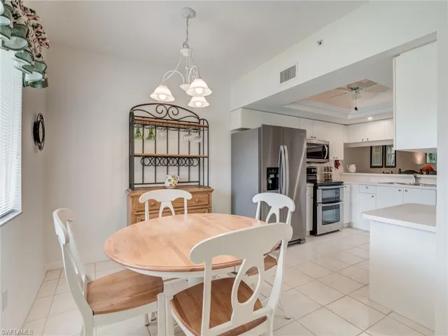 Attractive Eat-in Kitchen!