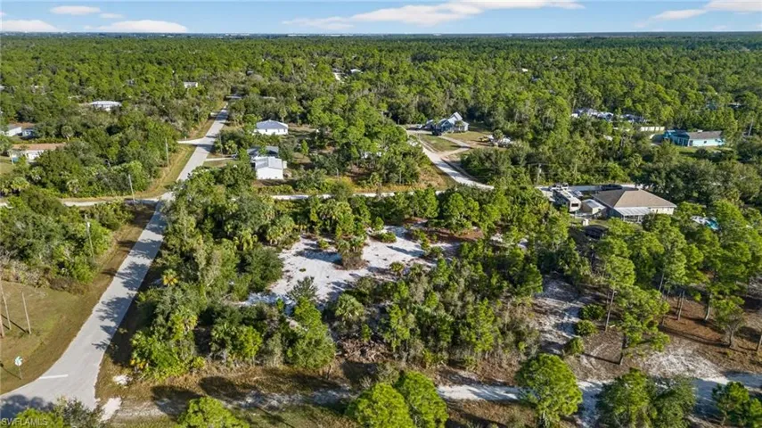 Aerial view of property's location with a heavily wooded area