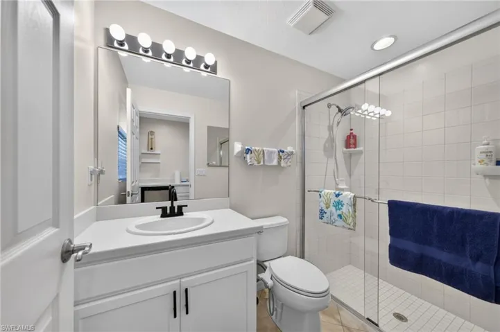 Casita full bathroom with combo tub/shower