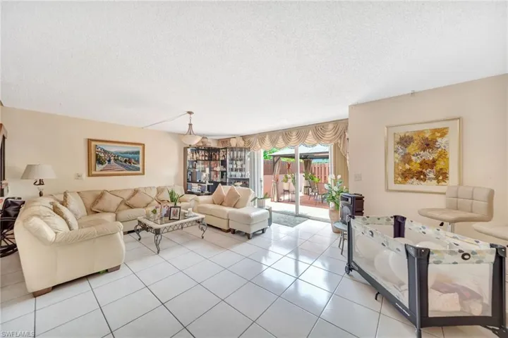 14154  Kendale Lakes  CIR, Miami, FL 33183