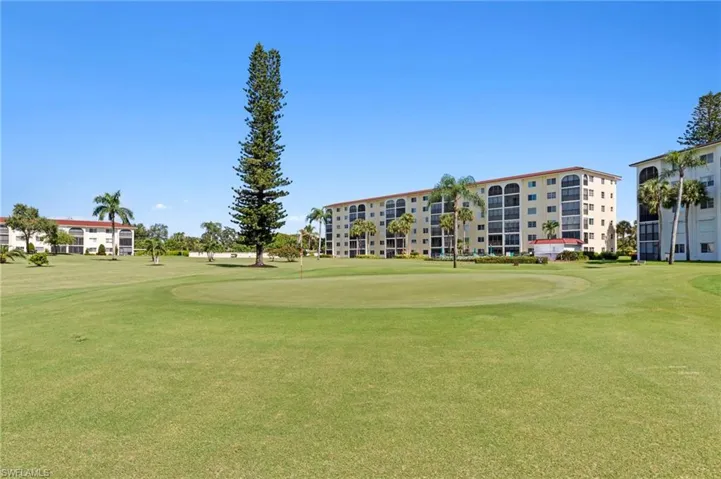 29 High Point Cir E 101, Naples, Florida 34103