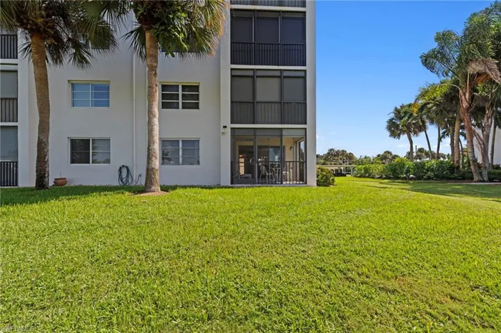 29 High Point Cir E 101, Naples, Florida 34103