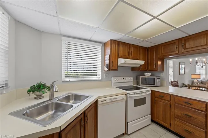 29 High Point Cir E 101, Naples, Florida 34103