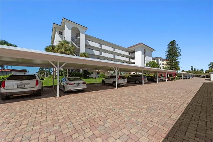 29 High Point Cir E 101, Naples, Florida 34103