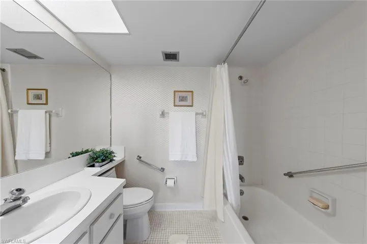 29 High Point Cir E 101, Naples, Florida 34103