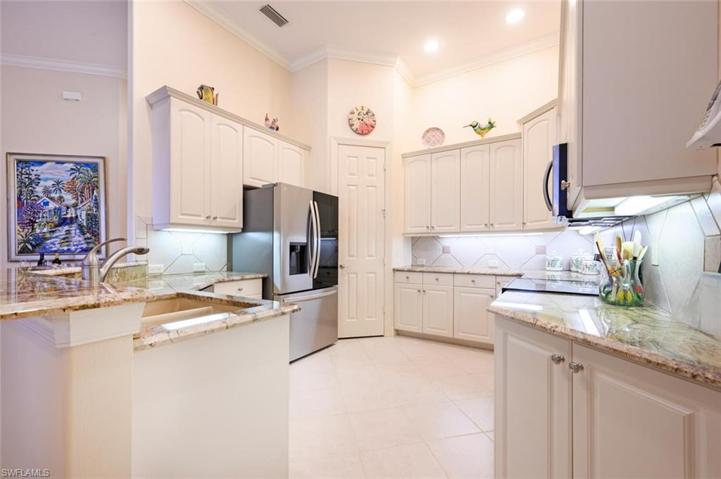 Granite Counter Tops, Walk In Pantry and  Plenty of Cabinet Storage!