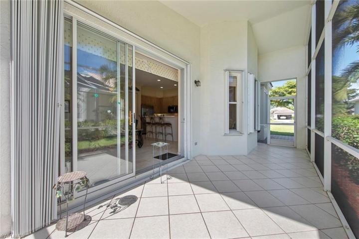 Covered lanai w/sliders to family room