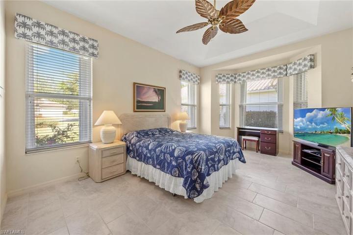 Large master bedroom w/plenty of daylight