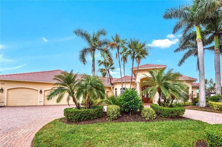 7535 Hogan Ct Naples, FL  Large pie shaped lot nearing 1/2 acre.  Privacy abound!