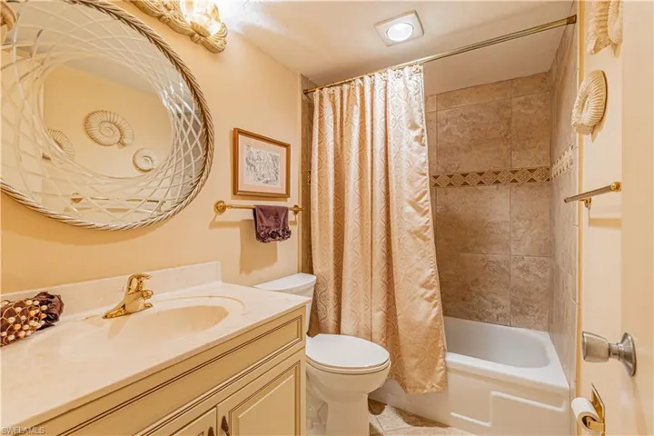 Guest bathroom with shower / bath combo