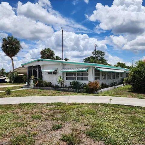 136 Amber Ave Has A Driveway & Carport