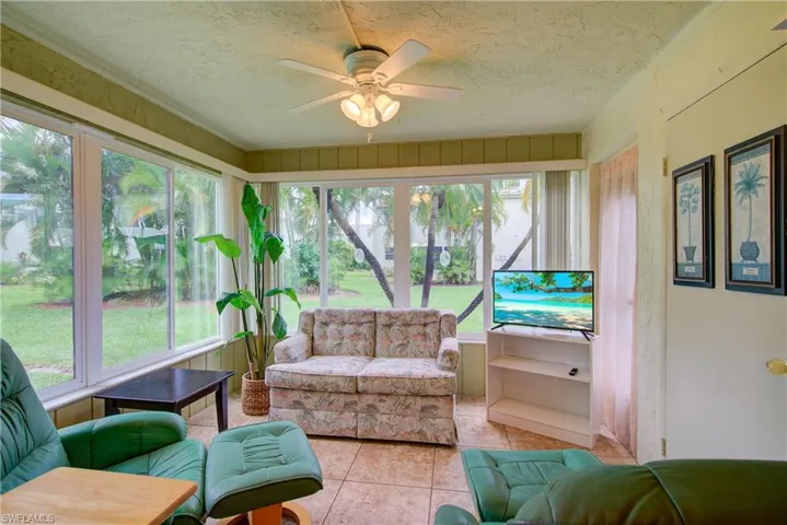 Let mother nature in, as you relax in the 11' x 10' closed lanai