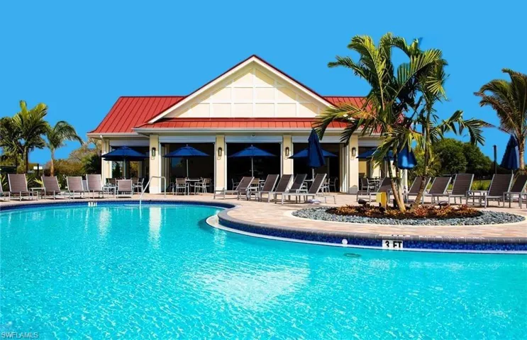 Residents lakeside Pool & Bunker Bar
