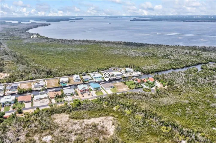 QUICK ACCESS out to the beautiful waterways and islands - come live your best life on the island!