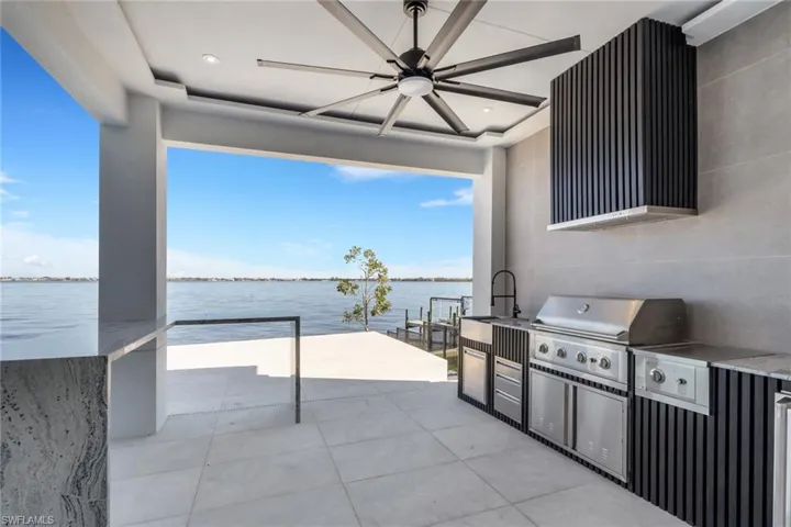 Outdoor kitchen with 90-degree granit waterfall bar