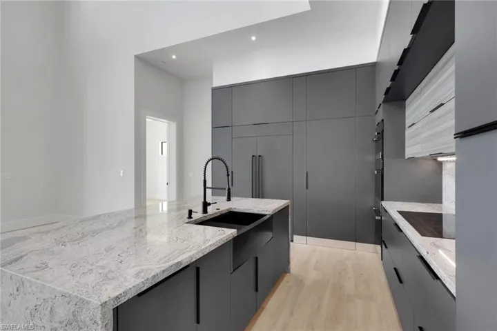 Built-in ice-maker and ultra quiet dishwasher in center island