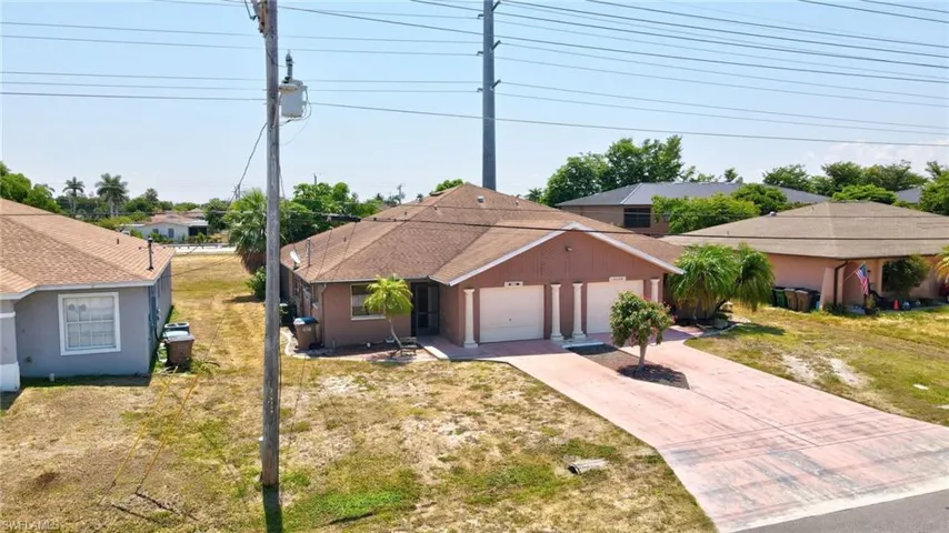 Ranch-style house featuring a garage