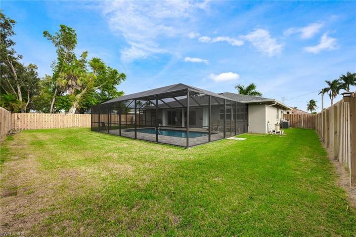 Spacious, private back yard