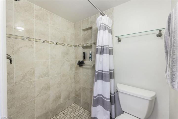 Primary en suite bathroom