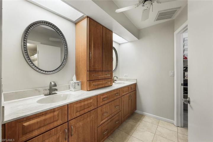 Primary en suite bathroom to walk-in closet