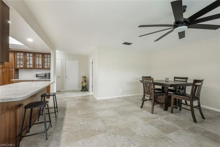 Breakfast bar and dining area