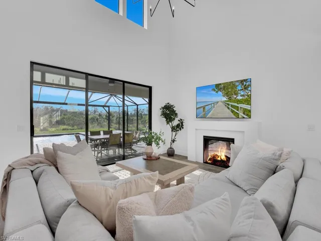 Great Room w/ Fireplace