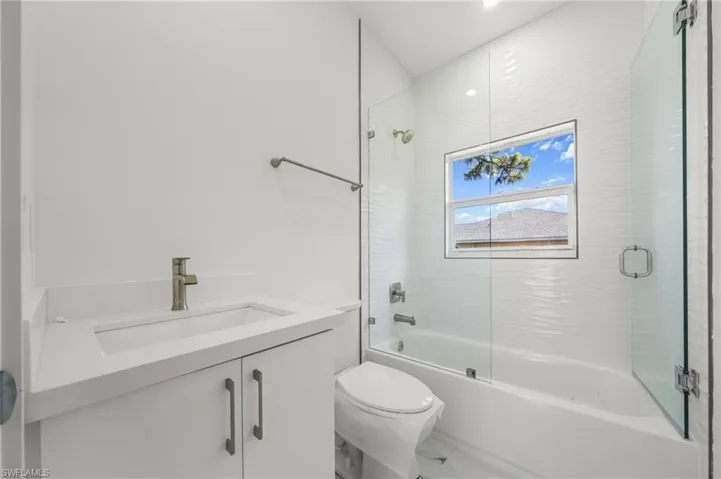 Unfurnished room with light marble finish flooring and a ceiling fan