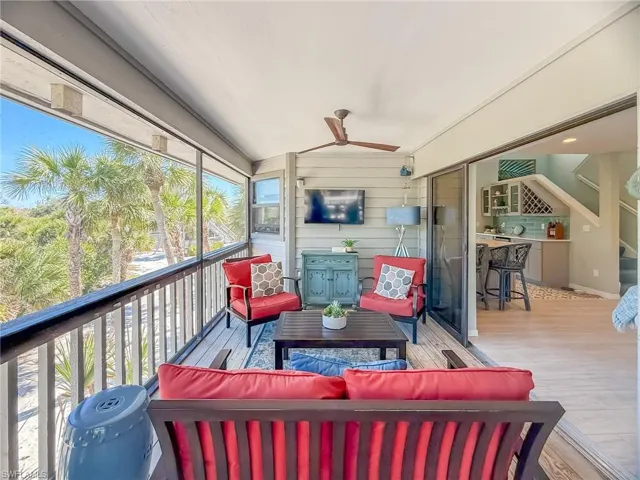 Sunroom featuring ceiling fan