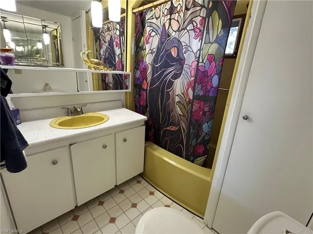 Bathroom w/ Tub & Shower