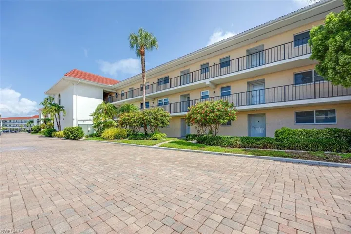 45 High Point Cir S 303, Naples, Florida 34103
