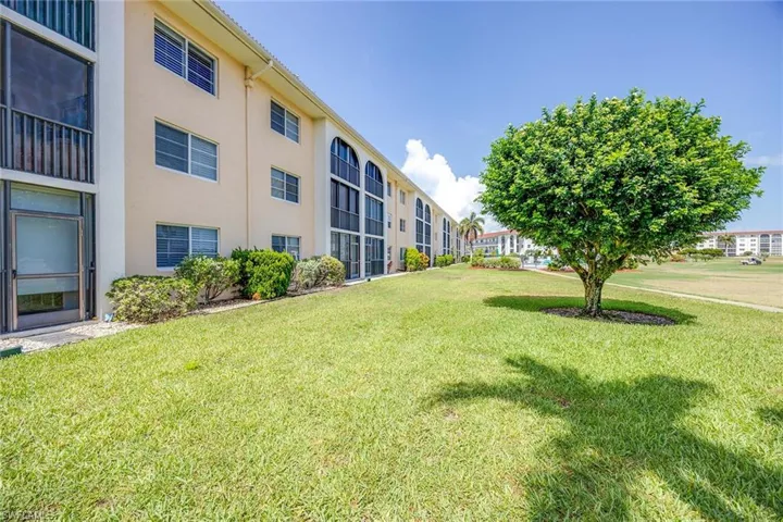 45 High Point Cir S 303, Naples, Florida 34103