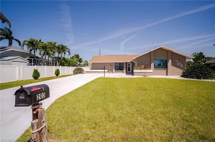 View of front facade with driveway