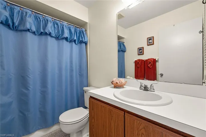 Full guest bath with tub
