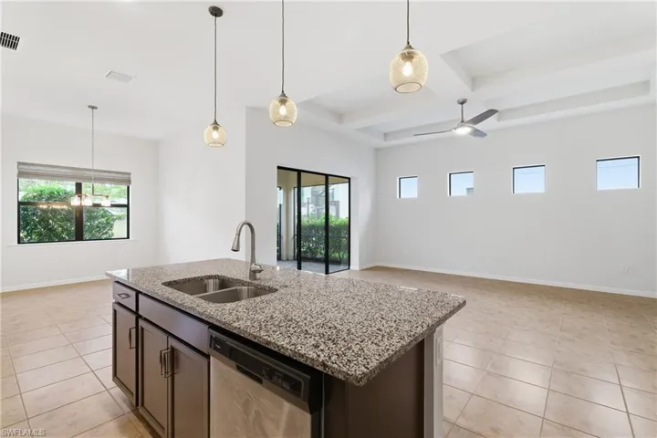 Eat-in kitchen at island