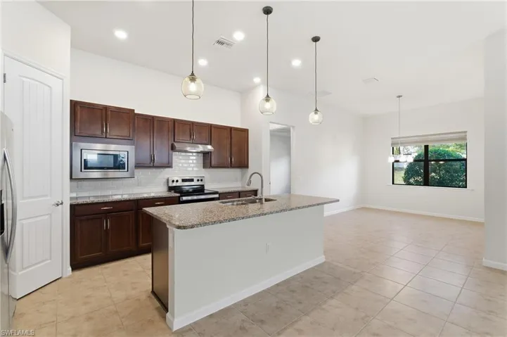 Eat-in kitchen at island