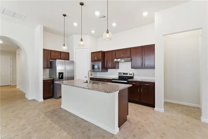 Eat-in kitchen at island