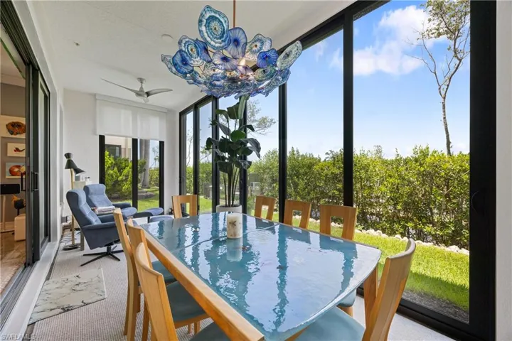 Custom hand-blown glass chandelier by Jeff McDougal as a centerpiece in Lanai!