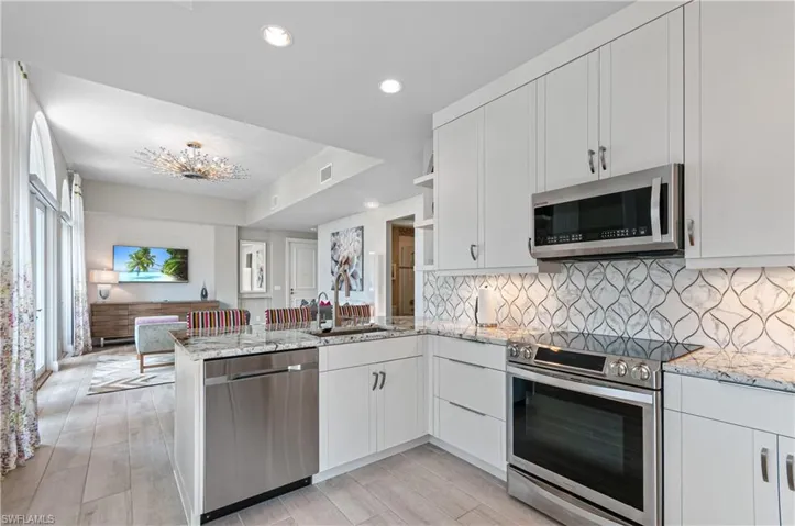 375  5th S AVE, Naples, FL 34102