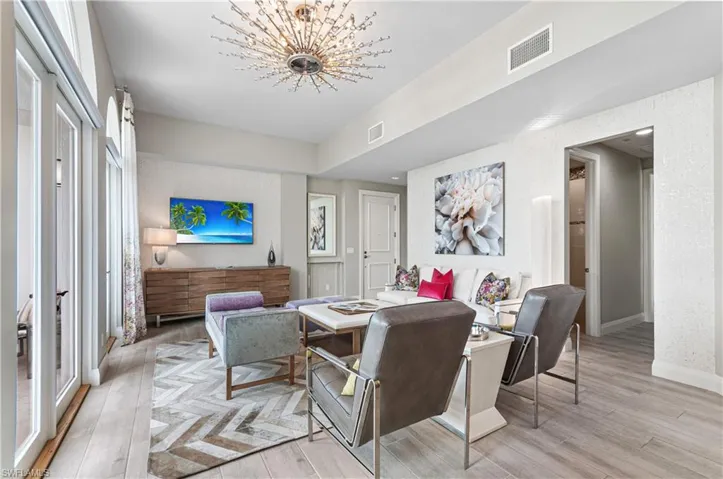 375  5th S AVE, Naples, FL 34102