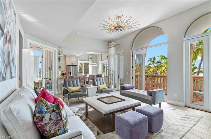 375  5th S AVE, Naples, FL 34102