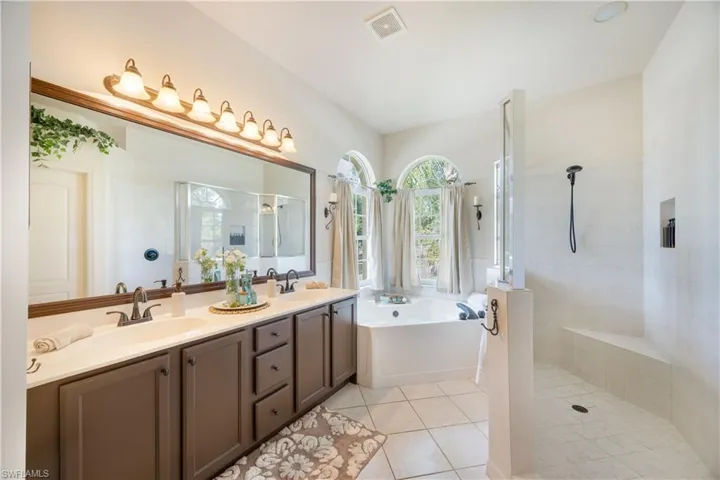 Master Bath w/dual vanity sinks, soaking tub, and stand alone shower